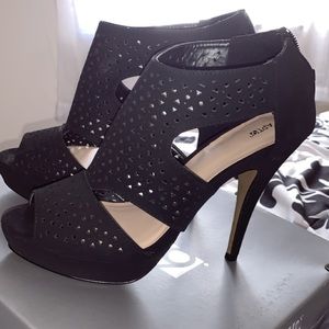Apt. 09 black peep toe heels. Aprollinsblack.
